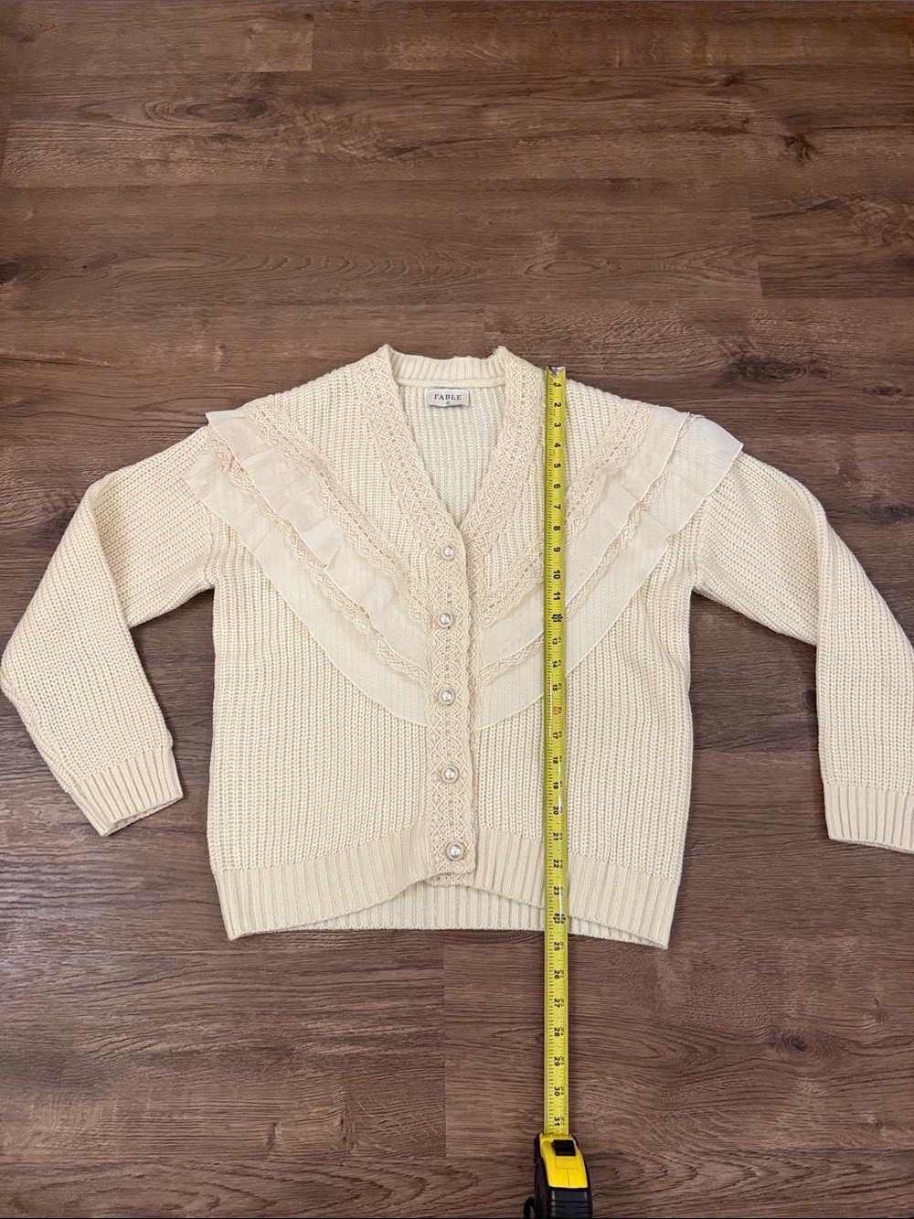 FABLE Cream Ruffle V-Neck Buttoned Cardigan Size Large
